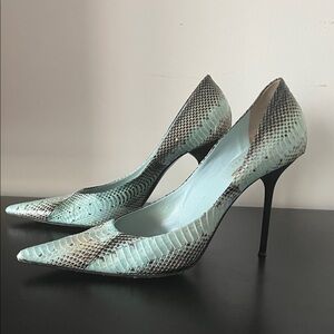 Chic Snakeskin Patterned Heels in Blue and Black